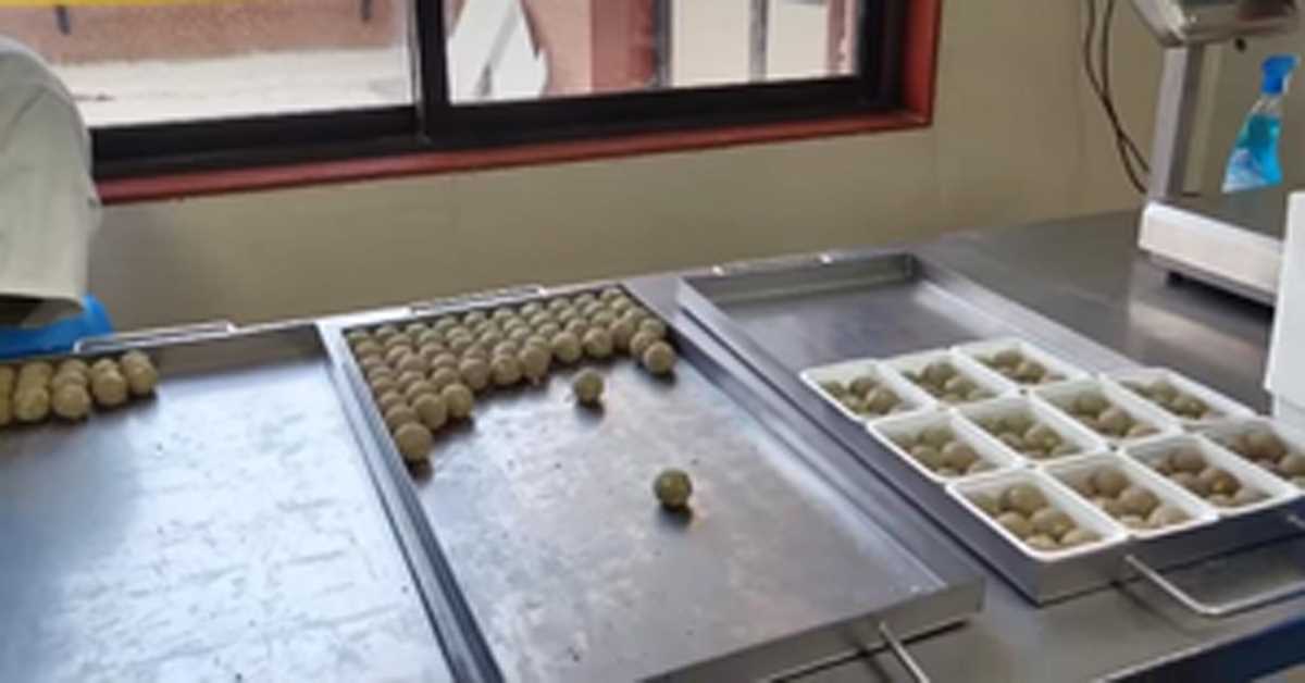 काशी विश्वनाथ : नए प्रसाद के प्रत्येक लड्डू में बाबा पर चढ़ाए गए बेलपत्र का 0.07 फीसद हिस्सा इस्तेमाल काशी विश्वनाथ : नए प्रसाद के प्रत्येक लड्डू में बाबा पर चढ़ाए गए बेलपत्र का 0.07 फीसद हिस्सा इस्तेमाल